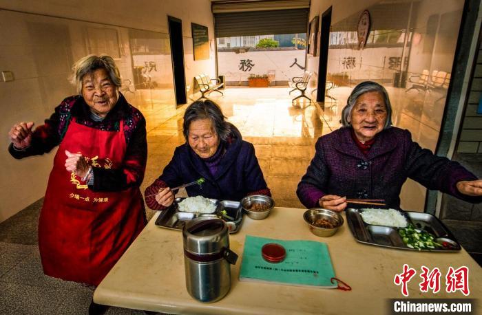 《老人幸福食堂》?！潜?攝