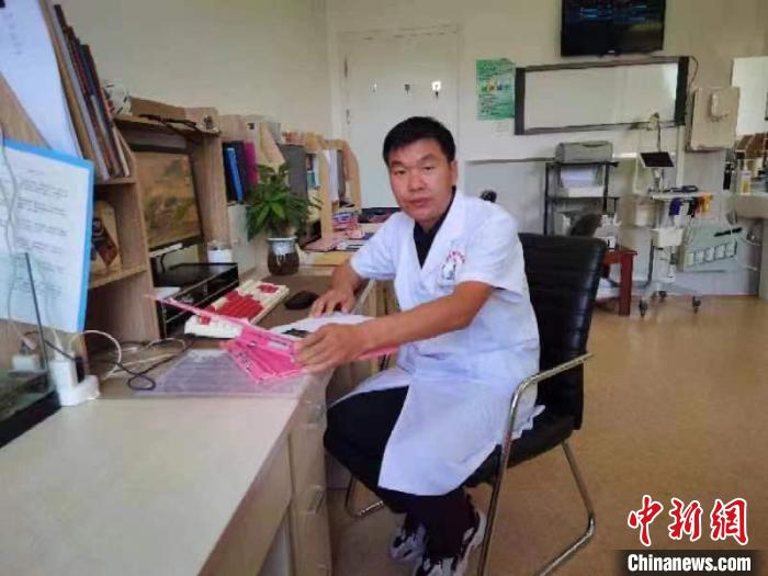 圖為工作中的王如剛?！⊥跞鐒?攝