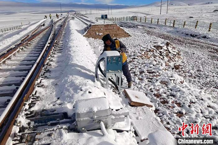 梁海峰在白雪皚皚的青藏鐵路唐古拉南站檢查信號設(shè)備?！±顒P豐 攝