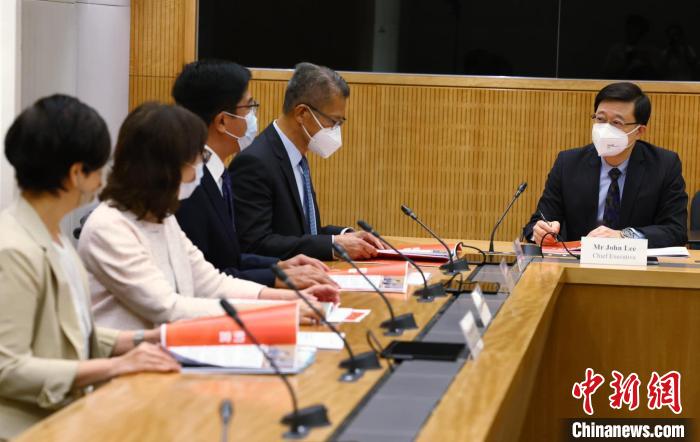 李家超7日在社交媒體表示，將審視涉及土地供應及公營房屋報告的建議，并考慮納入施政報告?！±罴页缃幻襟w 攝