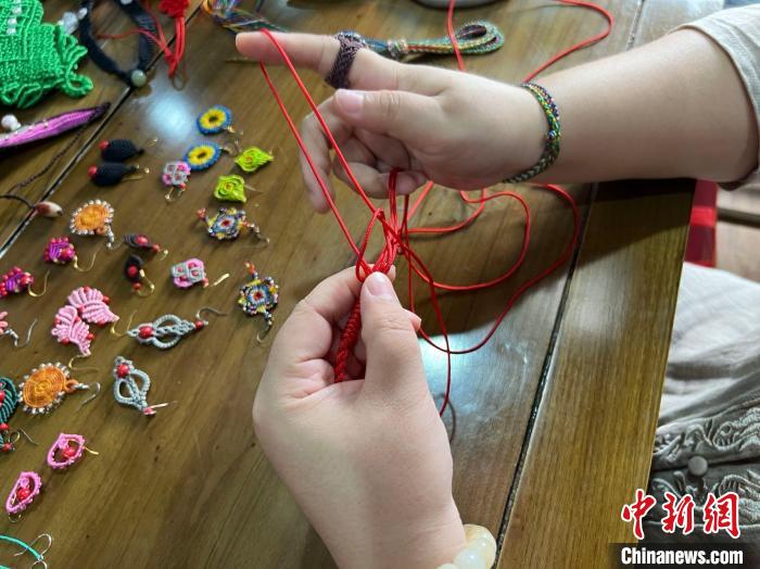 圖為焦瑞吉正在制作?！±钜画[ 攝