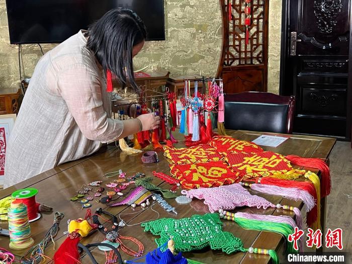 圖為焦瑞吉和她的作品。　李一璠 攝