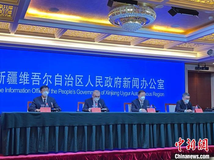 新疆維吾爾自治區(qū)6日晚召開(kāi)疫情防控新聞發(fā)布會(huì)。　潘琦 攝