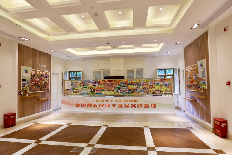 這是上海市長寧區(qū)虹橋街道古北市民中心內(nèi)的漫畫墻和照片墻(2021年7月24日攝)。新華社記者 耿馨寧 攝