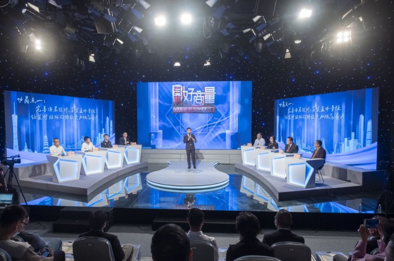 政協(xié)委員、政府部門代表、物業(yè)代表等在廣州市政協(xié)“有事好商量”民生實(shí)事協(xié)商平臺，圍繞加強(qiáng)裝修垃圾管理議題展開協(xié)商(2021年11月19日攝)。新華社發(fā)(莊小龍 攝)