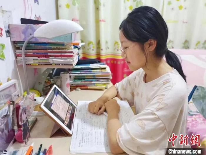 學(xué)生線上上課，停課不停學(xué)。　新疆生產(chǎn)建設(shè)兵團(tuán)第十二師融媒體中心供圖