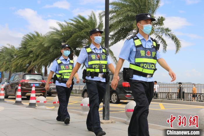 珠海警方開展景區(qū)巡邏守護(hù)群眾假期出行安全?！￡惞彗?攝