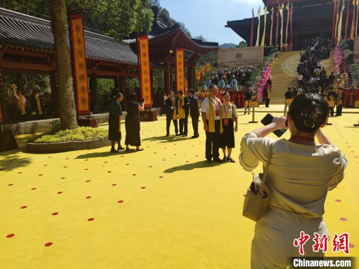 多位嘉賓合影留念   圖片來源：中新網