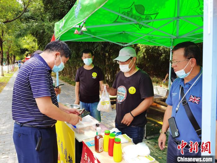 圖為武漢園博園全民練攤節(jié)“樂(lè)里集貿(mào)”活動(dòng)現(xiàn)場(chǎng)。　武漢市臺(tái)辦供圖