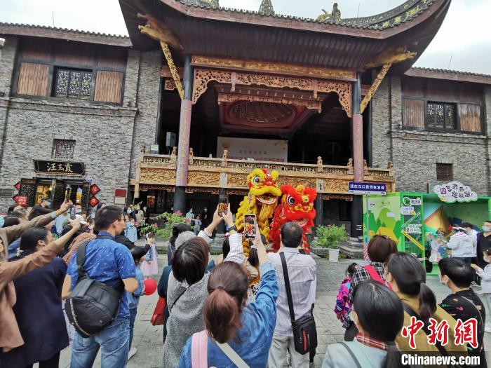 圖為武漢園博園全民練攤節(jié)“樂(lè)里集貿(mào)”活動(dòng)現(xiàn)場(chǎng)?！∥錆h市臺(tái)辦供圖