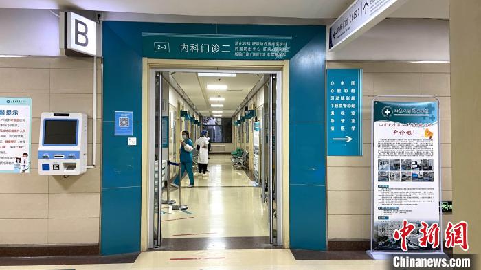 10月8日起，山東大學(xué)第二醫(yī)院推出夜間門診服務(wù)，改善患者就醫(yī)體驗(yàn)?！O婷婷 攝