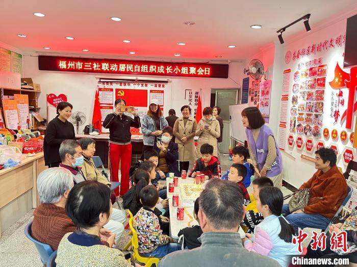 去年，福建省海外青年留學(xué)人生員協(xié)會(huì)的志愿者給村童媽媽聚樂部孩子上英文繪本課。　受訪者供圖