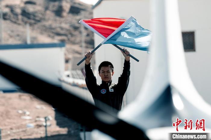 “飛天警隊”機械師進行地面指揮，確保旋翼機正常安全落地?！「拭C出入境邊防檢查總站供圖