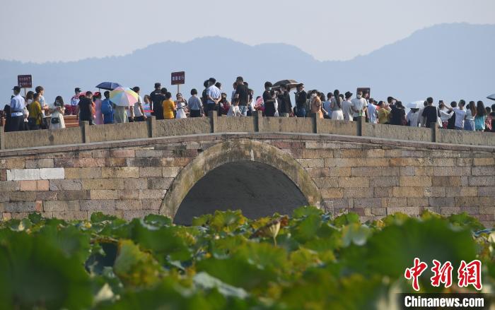 杭州文旅觀察：西湖斷橋何以“人從眾”卻不擁堵？