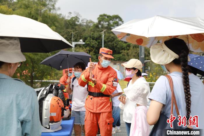 森林消防員正在為游客進(jìn)行滅火裝備展示講解及森林防火常識(shí)科普?！↑S山鴻 　攝