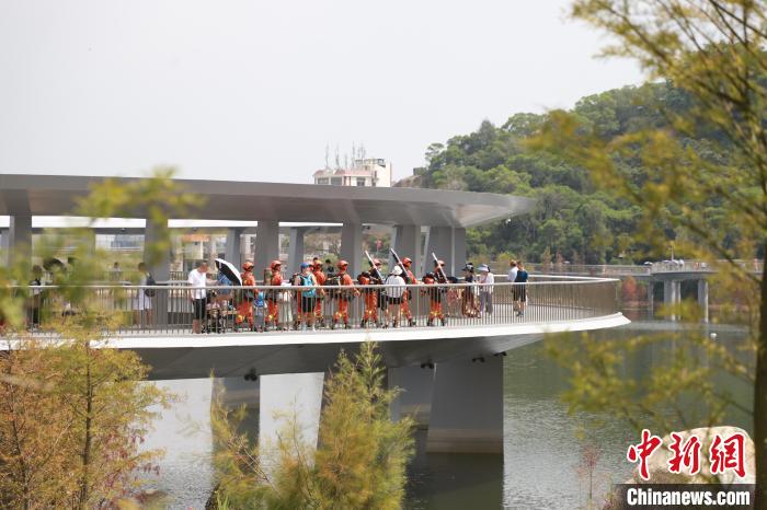森林消防員穿梭在東坪山山海健康步道開展攜裝巡護(hù)?！↑S山鴻 攝