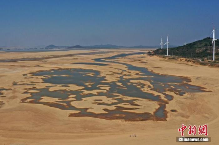 在江西省九江市都昌縣鄱陽湖水域，干涸的湖床形成多個大小不同的水洼，幾名游客正在灘涂上行走。(資料圖) 劉占昆 　攝