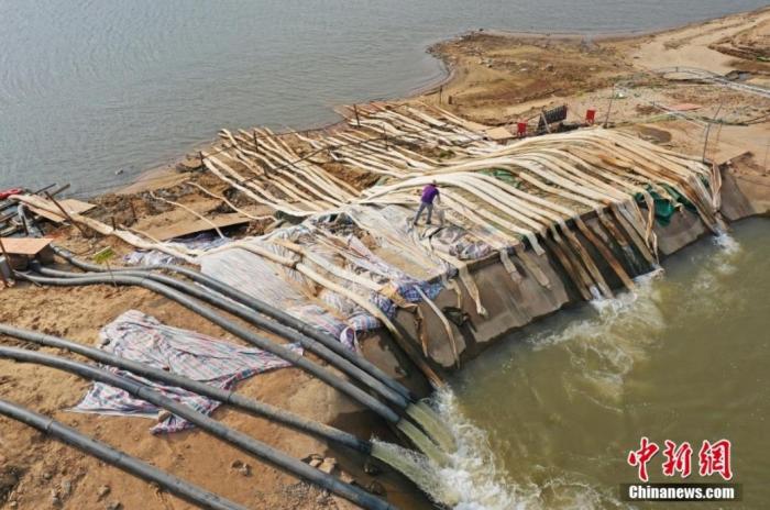 圖為在鄱陽湖畔的江西省南昌市新建區(qū)昌邑鄉(xiāng)江邊電力排灌站，工作人員從外河引水渠抽水灌溉農(nóng)田。(資料圖) 劉占昆 　攝