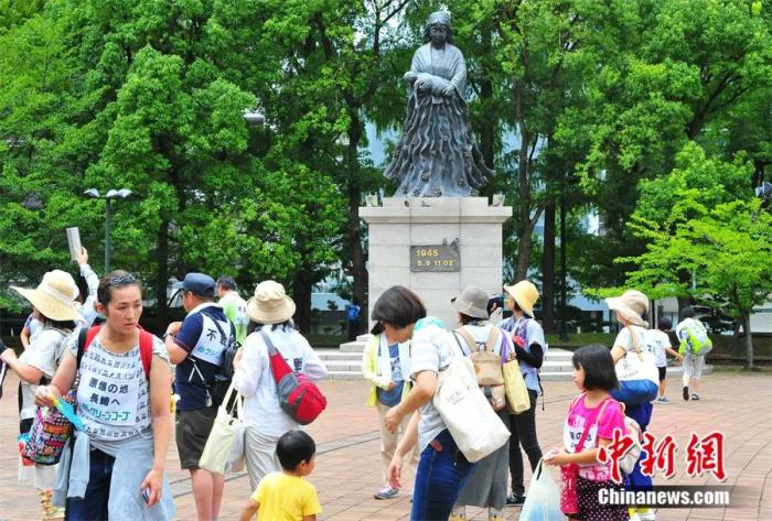 日本長(zhǎng)崎市民帶著孩子到該市核爆中心地公園參加和平教育活動(dòng)。呂少威 攝
