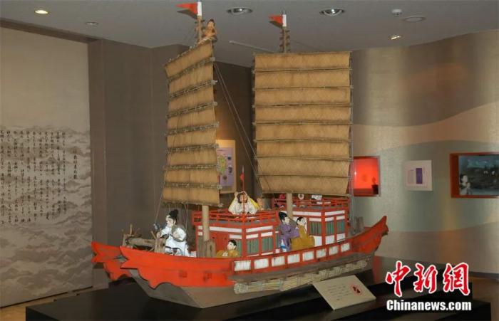 日本長(zhǎng)崎縣五島市的三井樂(lè)町，是歷史上日本遣唐使的起錨地，當(dāng)?shù)鼐用褚源藶闃s，自號(hào)“遣唐使之鄉(xiāng)”。圖為當(dāng)?shù)仡H具規(guī)模的遣唐使之鄉(xiāng)館內(nèi)陳列的資料和模型。該館如今已成當(dāng)?shù)赜^光熱點(diǎn)。鐘欣 攝
