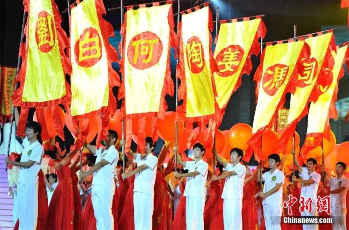 2012年11月，世界客屬第25屆懇親大會(huì)在福建三明舉行，開幕式上展示客家姓氏。王東明 攝

