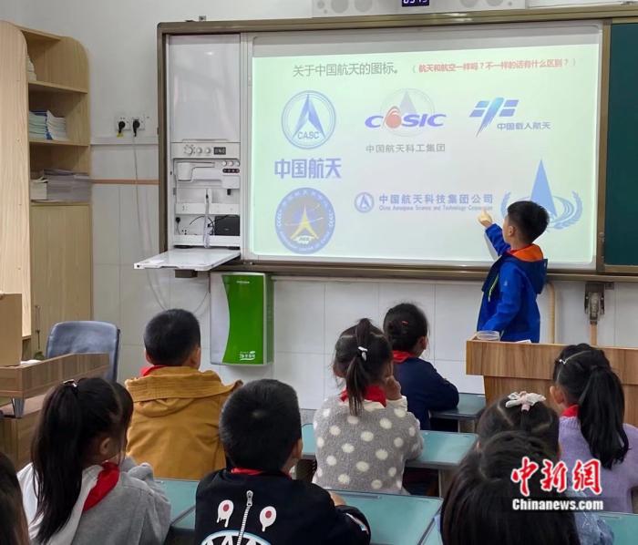 圖為嚴(yán)弘森一年級(jí)自己制作ppt給同學(xué)講課 受訪者供圖