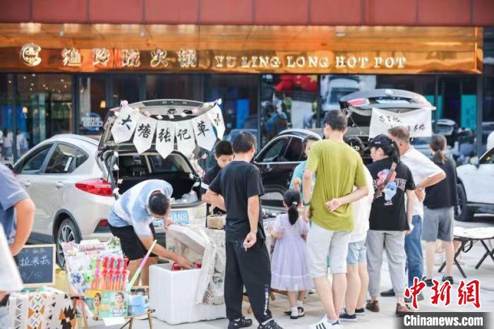 張遠(yuǎn)琪一家的后備箱攤位?！∈茉L者供圖