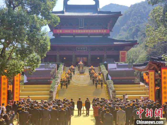敬獻(xiàn)花籃?！「碉w揚(yáng) 攝
