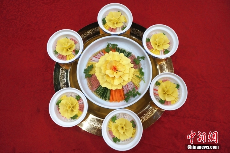 圖為8月26日，河南洛陽(yáng)，顏值與美味并存的洛陽(yáng)水席頭牌菜——牡丹燕菜。（資料圖片） <a target='_blank' href='/'>中新社</a>記者 韓章云 攝