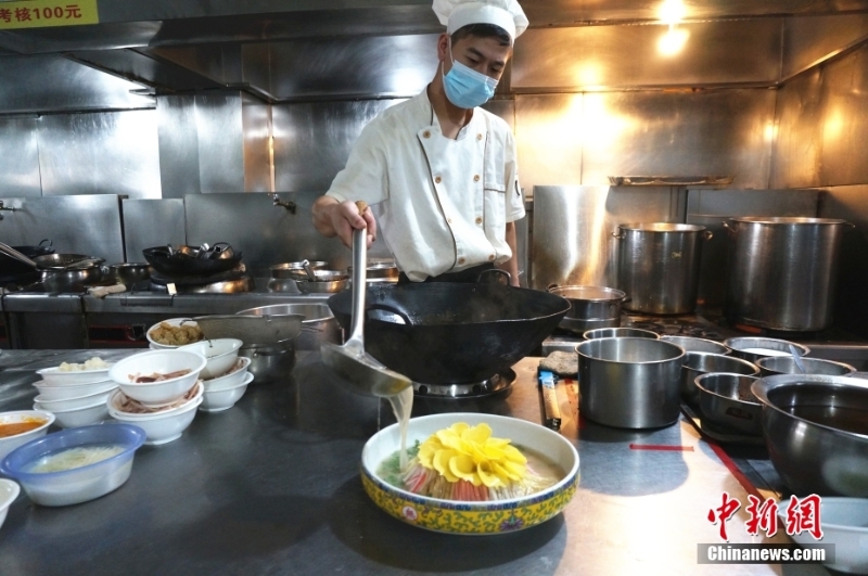 圖為8月26日，河南洛陽(yáng)，廚師為牡丹燕菜淋入高湯。（資料圖片） <a target='_blank' href='/'>中新社</a>記者 韓章云 攝