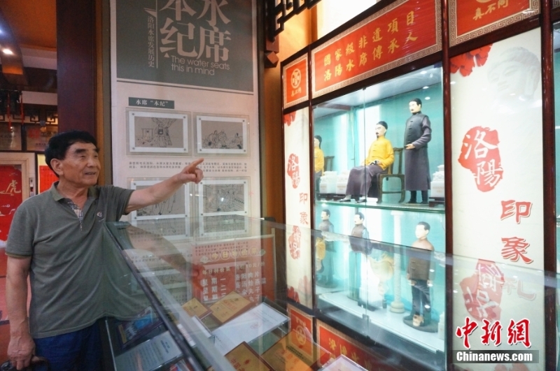 圖為7月21日，河南洛陽(yáng)，國(guó)家級(jí)非物質(zhì)文化遺產(chǎn)“真不同洛陽(yáng)水席”制作技藝代表性傳承人姚炎立介紹洛陽(yáng)水席。（資料圖片） <a target='_blank' href='/'>中新社</a>記者 韓章云 攝