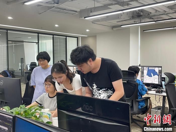 林超和同事探討新作品?！∽g 攝