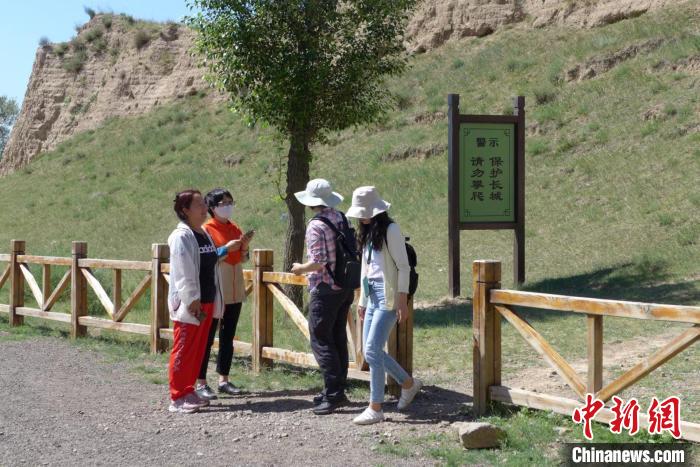 在巡查長城中，袁建琴為游客講解如何保護(hù)長城。袁建琴 供圖 受訪者袁建琴供圖