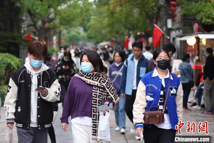 市民在低溫徘徊的南京街頭經(jīng)過(guò)。　泱波 攝