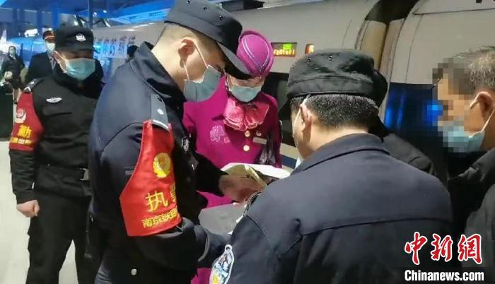 資料圖：吸煙導(dǎo)致列車(chē)緩行的乘客接受鐵路警方調(diào)查?！⊥跽佥x 攝