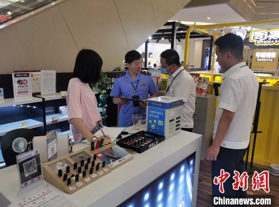 資料圖：浙江湖州市長(zhǎng)興縣煙草專(zhuān)賣(mài)局聯(lián)合市場(chǎng)監(jiān)督管理局對(duì)轄區(qū)電子煙經(jīng)營(yíng)戶(hù)開(kāi)展檢查教育?！∪~群瑛 攝