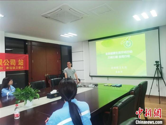 唐勝華進(jìn)企業(yè)進(jìn)行中醫(yī)知識(shí)健康講座 唐勝華 供圖