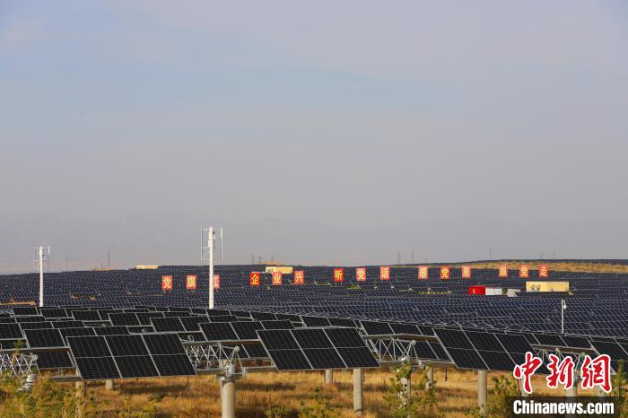 圖為庫布其沙漠的光伏發(fā)電。　張林虎 攝