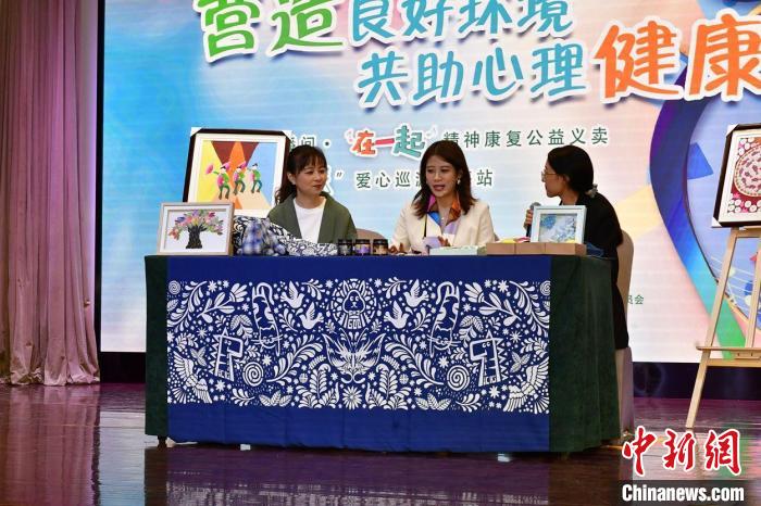 來(lái)自上海多家區(qū)級(jí)精神衛(wèi)生中心和街鎮(zhèn)陽(yáng)光心園的幾十種精神康復(fù)作品在網(wǎng)絡(luò)上義賣。　上海市精神衛(wèi)生中心供圖