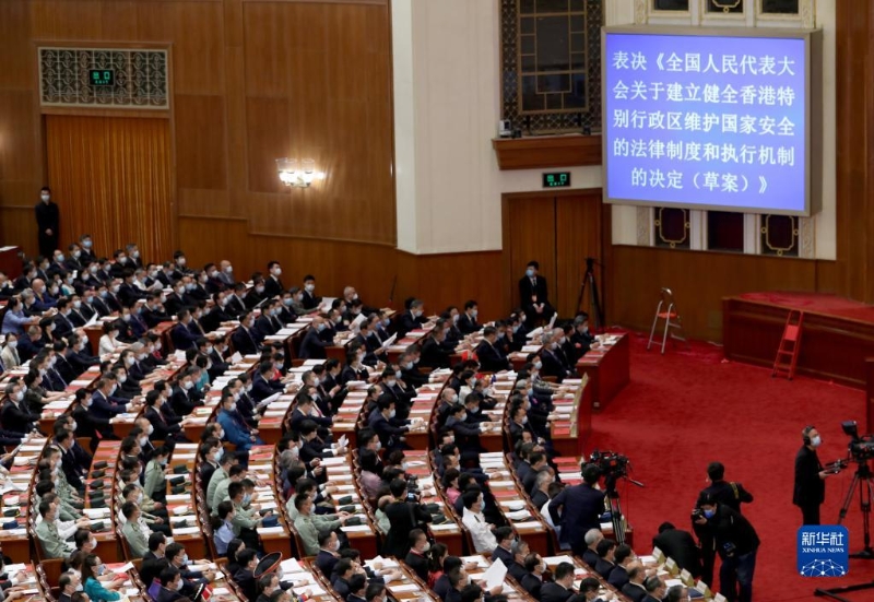 十三屆全國人大三次會(huì)議表決《全國人民代表大會(huì)關(guān)于建立健全香港特別行政區(qū)維護(hù)國家安全的法律制度和執(zhí)行機(jī)制的決定（草案）》（2020年5月28日攝）。新華社記者 丁海濤 攝