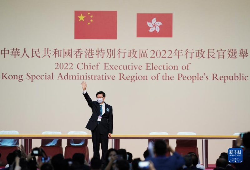 5月8日，李家超當(dāng)選香港特別行政區(qū)第六任行政長官人選。這是在香港會(huì)議展覽中心，李家超揮手致意。（新華社記者 王申 攝）