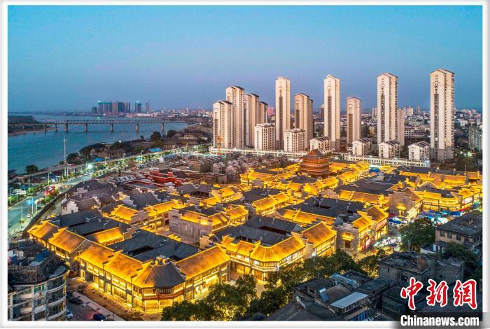 樟樹市三皇宮歷史文化街區(qū)夜景圖。　樟樹市委宣傳部供圖