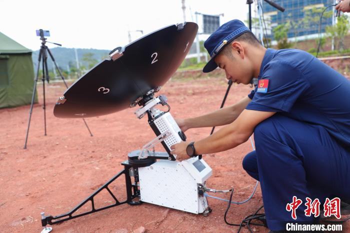 消防救援人員調(diào)試衛(wèi)星便攜站?！￡悋?攝