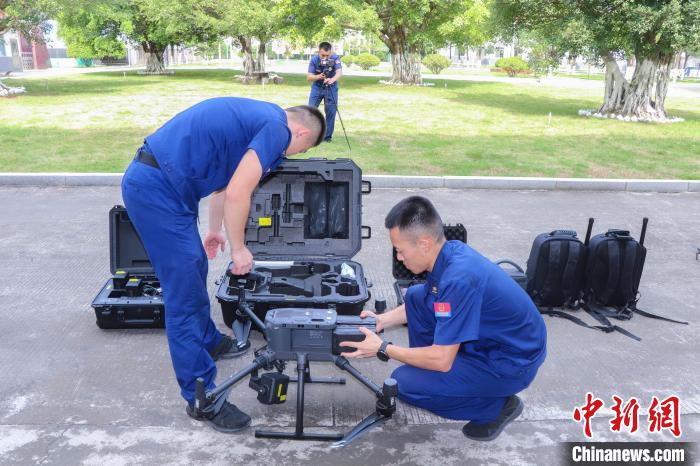 消防救援人員組裝無人機?！貍?攝