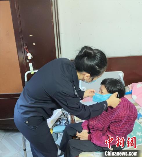 陳穎照顧腿腳不便的老人鄒六保。　王軍 攝