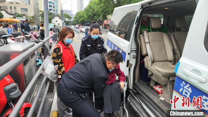 陳穎安排車輛送老人就醫(yī)?！⊥踯?攝