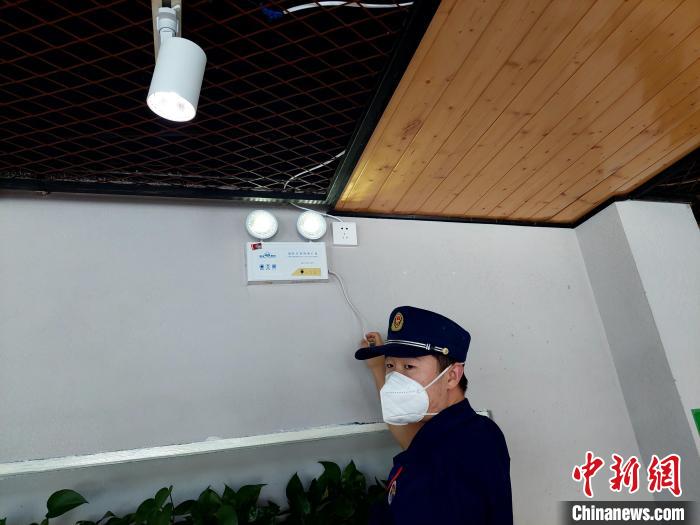 日常防火檢查中，消防協(xié)管員經(jīng)常需要爬高摸底。　張帥帥 攝