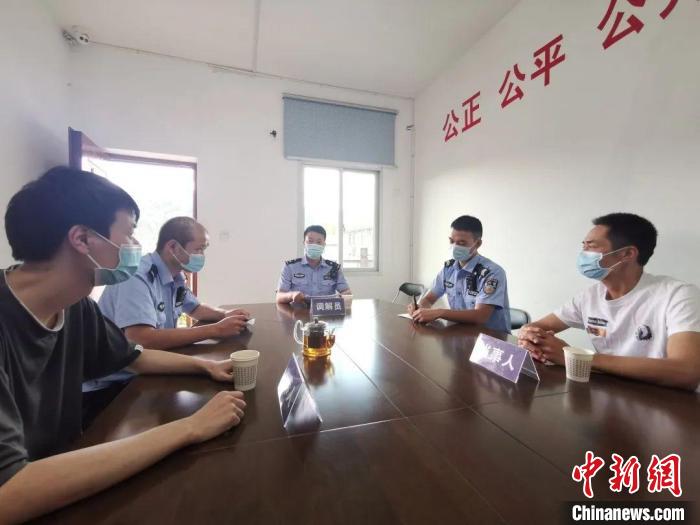 民警調(diào)解糾紛?！∑聊峡h公安局 供圖