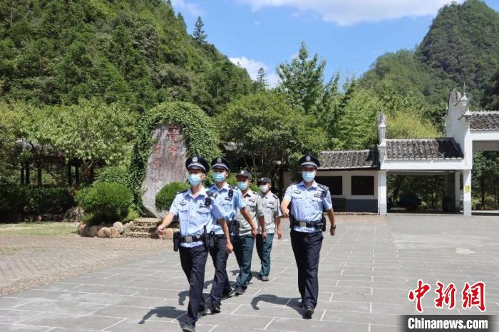 屏南民警開展巡防工作?！∑聊峡h公安局 供圖