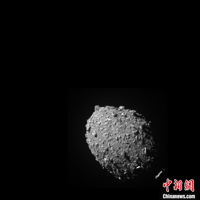 圖為DART航天器所攜設(shè)備拍攝的“迪莫弗斯”影像，此時(shí)距離撞擊僅剩11秒。<a target='_blank' href='/'>中新社</a>發(fā) NASAJohns Hopkins APL 供圖